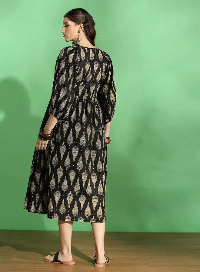 جلو باص فستان نسائي أسود بطبعة عرقية ورباط عنق متوسط الطول